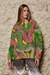 Sweater de lana tejido y pintado a mano en Uruguay, de calce holgado, con cuello a la base y puños.