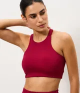 Top deportivo de microfibra color rosado, con diseño nadador y escote halter.