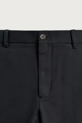 Pantalón straight fit color marrón oscuro, confeccionado en tejido compacto de algodón con estructura twill, bolsillos frontales, bolsillos traseros de vivo con botón y cierre frontal con cremallera y botón.
