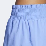 Short de running Adidas de tiro alto, color azul celeste, confeccionado en tejido liviano con tecnología CLIMACOOL. Presenta aberturas laterales para mayor amplitud de movimiento y un logo reflectante en la pierna.