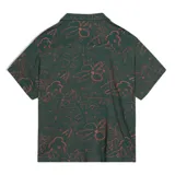 Camisa de manga corta Critical Slide modelo Scratch Resort, de color verde oscuro con estampado de líneas finas en tono rojizo y cuello cubano.