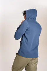 Hoodie de algodón color azul, con capucha ajustable mediante cordones, bolsillo frontal tipo canguro y logo bordado de la marca en el pecho.