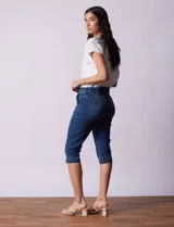 Pantalón capri de denim elastizado, color celeste.