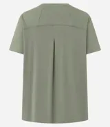 Remera deportiva de manga corta y cuello redondo, confeccionada en poliamida con elastano. Presenta un diseño liso con detalle de recorte en la espalda, ideal para actividades físicas por su tejido ligero, suave y de secado rápido.