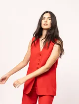 Chaleco rojo de lino con botones delanteros, forro interno, silueta entallada y tajo cruzado en la espalda.