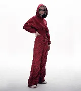 Buzo tipo hoodie de corte cropped con faja estilo corset integrada en la cintura, mangas largas con puños ajustados y capucha.
