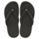 Ojotas tipo flip-flop de color verde oliva con una franja blanca decorativa alrededor de la entresuela. La suela es texturizada y la tira es de TPU.