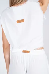Musculosa blanca de lino con detalle de desflecado en cuello y sisas.