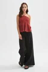 Pantalón ancho de viscosa color negro, con tiro alto y pinzas en la cintura.