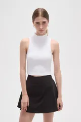 Falda mini de corte evasé, color negro, con cintura alta y diseño liso.