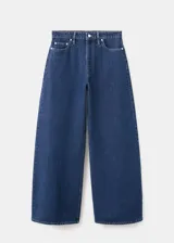 Jeans de tiro medio confeccionados en denim azul oscuro, con corte recto y amplia botamanga.