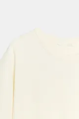Camiseta de cuello redondo y manga corta, confeccionada en tejido de punto interlock elástico y flexible con textura compacta y opaca.