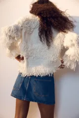 Minifalda de denim azul con diseño clásico de cinco bolsillos, trabillas para cinturón y cierre frontal con botón y cremallera.