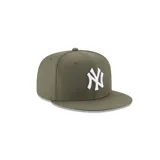Gorro New Era 59FIFTY color verde oliva con logo de los New York Yankees bordado en blanco en el frente.