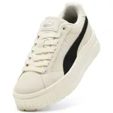 Championes Puma Karmen II con plataforma, confeccionados en gamuza color beige con la icónica franja lateral de Puma en color negro y detalles plateados.