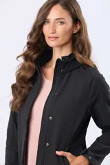 Campera de neopreno color negro, con cuello alto que incorpora una capucha oculta, cierre frontal con solapa, bolsillos laterales funcionales y corte entallado.