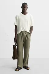 Sandalias marrones con doble tira ancha en el empeine, acabado engomado y ajuste con cierres adherentes. Plantilla anatómica y suela de corcho.