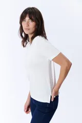 Remera de manga corta con cuello redondo a la base, de corte clásico y color crudo.