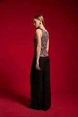 Musculosa blanca de corte ajustado, con cuello redondo y diseño sin mangas.