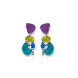 Par de aros colgantes con piezas geométricas de acrílico en colores violeta, verde lima y turquesa, unidas por argollas y cadenas plateadas.