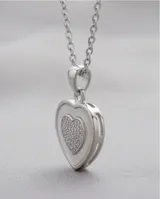 Collar de plata 925 con dije en forma de corazón, compuesto por una base de nácar y un centro pavé de circonias brillantes.