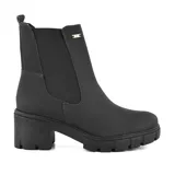 Bota Chelsea negra de cuero sintético con elásticos laterales, caña baja y suela track con taco ancho.