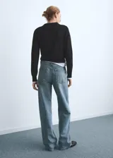 Jeans de tiro medio con diseño recto y clásico de cinco bolsillos, cierre de botón y cremallera, confeccionados en tejido de algodón estilo vaquero.