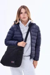 Campera puffer básica de nylon, con cierre frontal, cuello alto y capucha integrada.