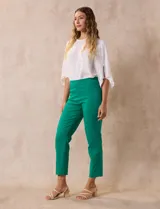 Pantalón recto color verde esmeralda de gabardina elastizada, marca Zac & Rachel. Pretina ancha con faja interna modeladora. Delantera con bolsillos simulados. Trasera con bolsillos ojal.