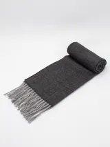 Bufanda tejida con diseño de espiga en tonos gris oscuro y negro, con terminación de flecos en los extremos.