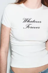 Camiseta de algodón color rosa vibrante, corte regular fit, cuello redondo y manga corta. Presenta un texto estampado en negro con tipografía cursiva que dice "Made of Stardust".