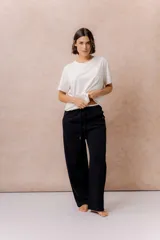 Pantalón celeste de pierna recta y silueta amplia, con cintura elástica y cordón regulable.