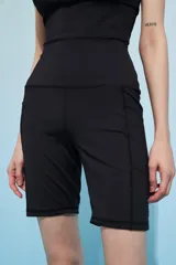 Biker negro de tiro alto con bolsillos laterales.