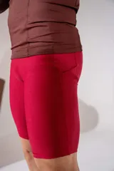 Calza deportiva corta de color rojo, con diseño estampado en el lateral que incluye el número 3:17, alas y una frase motivacional. Confeccionada en tejido técnico elástico de alta compresión.