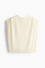 Top de punto fino color beige, sin mangas, con escote redondo, pliegues en los hombros y remate acanalado en el bajo.