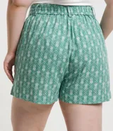 Short plus size de viscolino con estampado de piñas, modelo corto y holgado con pliegues delanteros.