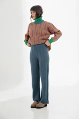 Pantalón tejido azul con corte acampanado y textura acanalada vertical.