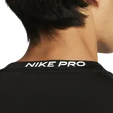 Remera de manga larga negra, de ajuste entallado, con logo de Nike estampado en el pecho.