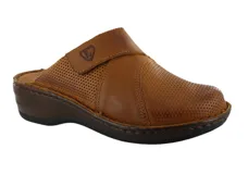 Zuecos de cuero color marrón con perforaciones y plantilla anatómica.