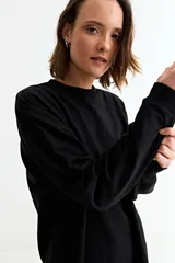 Vestido de algodón de corte recto y holgado, con cuello redondo y mangas largas con puños acanalados.