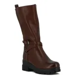 Bota alta de cuero marrón, con suela track negra de goma, tacón bajo y detalle de tiras cruzadas con hebilla metálica en el tobillo.