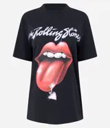 Remera negra de algodón con cuello redondo y mangas cortas. Presenta un estampado frontal icónico de la lengua de The Rolling Stones con un diseño estilizado que incluye un piercing en forma de corazón.