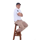 Remera tipo polo color amarillo con cuello clásico y logo bordado en el pecho. Corte recto y mangas cortas.