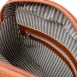 Bandolera de cuero color habano con textura granulada, cierre superior y bolsillo frontal abierto. Cuenta con una correa de tela ajustable con detalle de marca grabado.