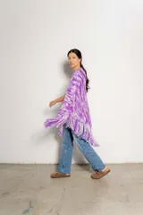 Chal tejido a crochet con flecos, color violeta y blanco.