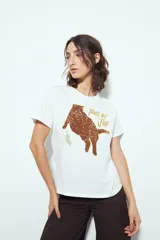 Remera blanca de manga corta con estampado gráfico de un gato marrón y un ratón, y la frase "Full of Joy" en amarillo.