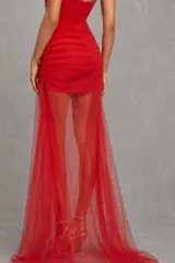 Vestido corto rojo de mesh con escote corazón, drapeado lateral y sobrefalda larga de tul con cola.