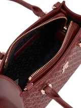 Cartera tote Tommy Hilfiger color borgoña con diseño integral del monograma TH en bajo relieve. Tiene doble asa corta, correa extraíble y ajustable, cierre de cremallera y herrajes dorados.