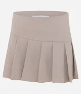 Short pollera de tiro alto en color beige, con diseño de sastrería, tablas delanteras y ruedo asimétrico.