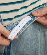 Pantalón de jean celeste, modelo balloon con cintura fija, trabillas, cierre tradicional, pliegues y bolsillos tipo cuchillo.